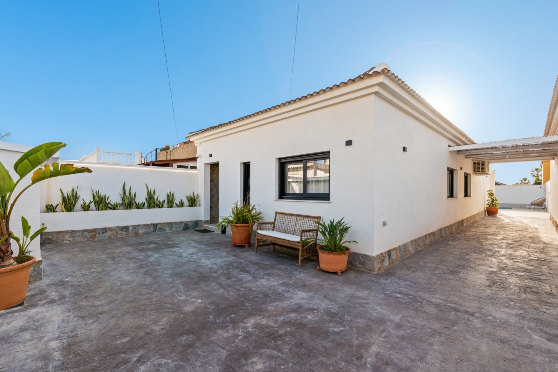 Villa reformada con piscina privada y jardín en Torrevieja, Costa Blanca
