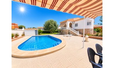 Detached villa with private pool in Torrevieja, 5 bedrooms