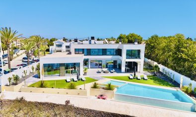 Villa exclusiva frente al mar en Cabo Roig con vistas panorámicas y piscina privada