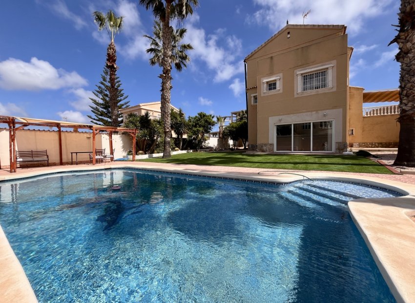 Villa - Reventa -
            Orihuela Costa - CO-77135