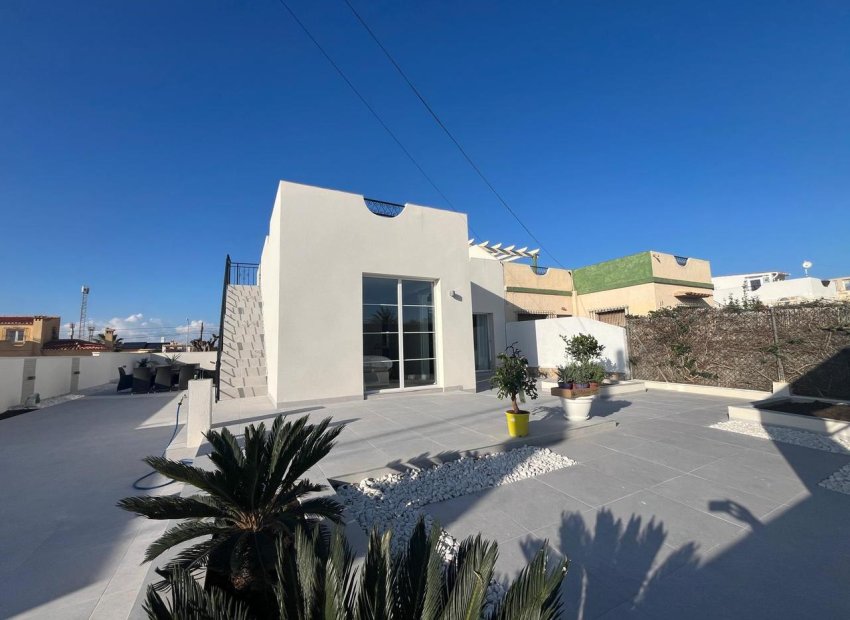 Villa - Reventa -
            Torrevieja - CO-27330