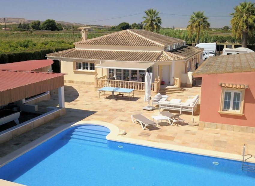 Villa rural en Almoradí con piscina privada, 6 dormitorios e instalaciones para caballos