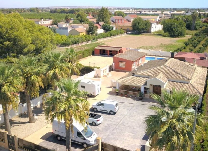 Villa rural en Almoradí con piscina privada, 6 dormitorios e instalaciones para caballos