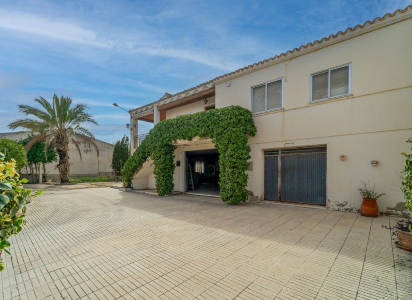 Villa / Semi-detached - Resale -
            Salinas - TA2501
