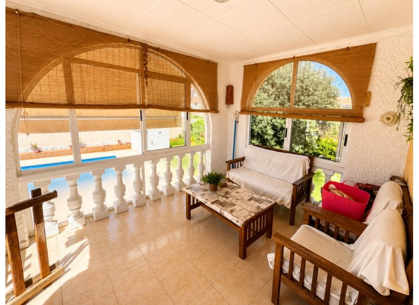 Villa unifamiliar con piscina privada en Torrevieja, 5 dormitorios