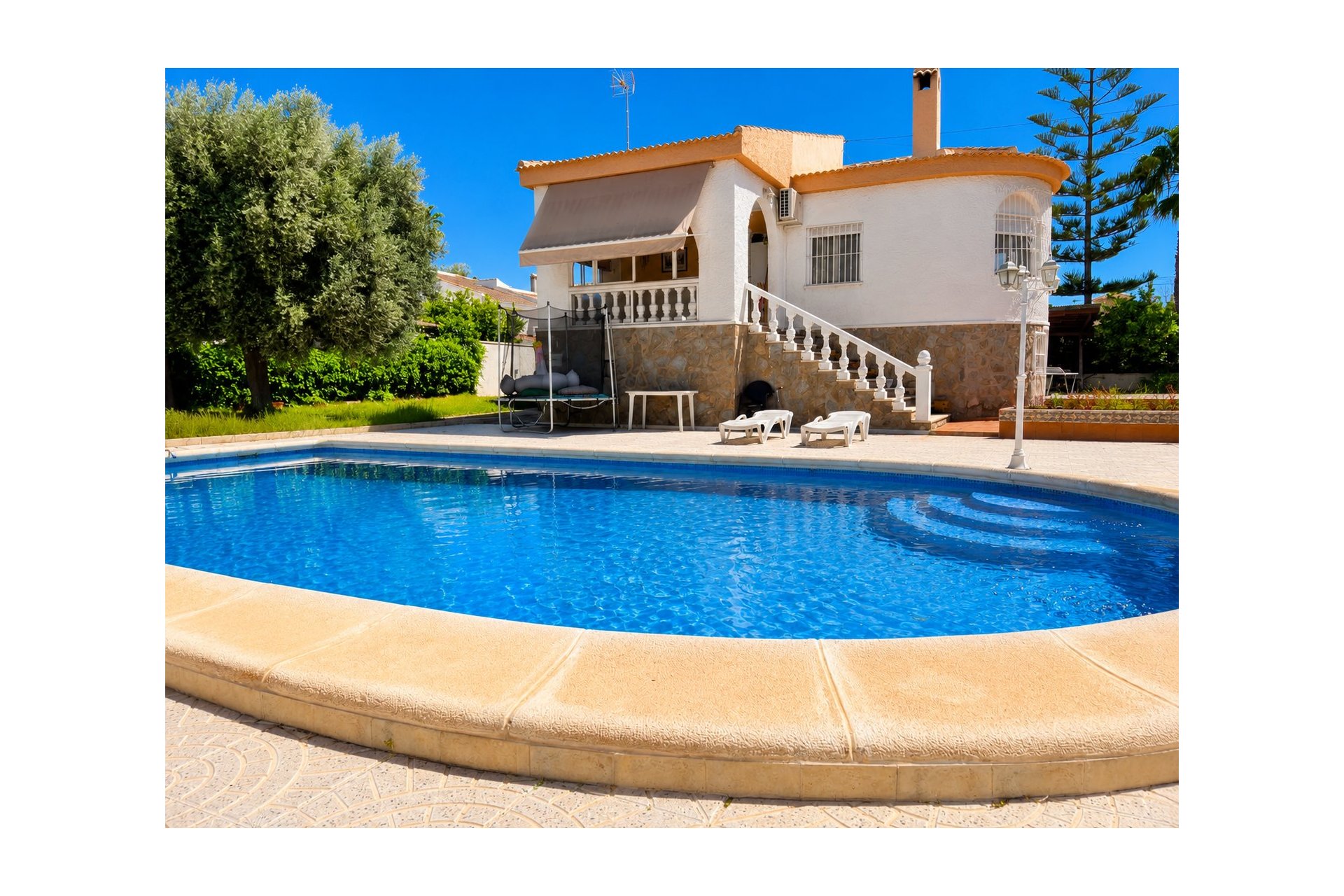 Villa unifamiliar con piscina privada en Torrevieja, 5 dormitorios