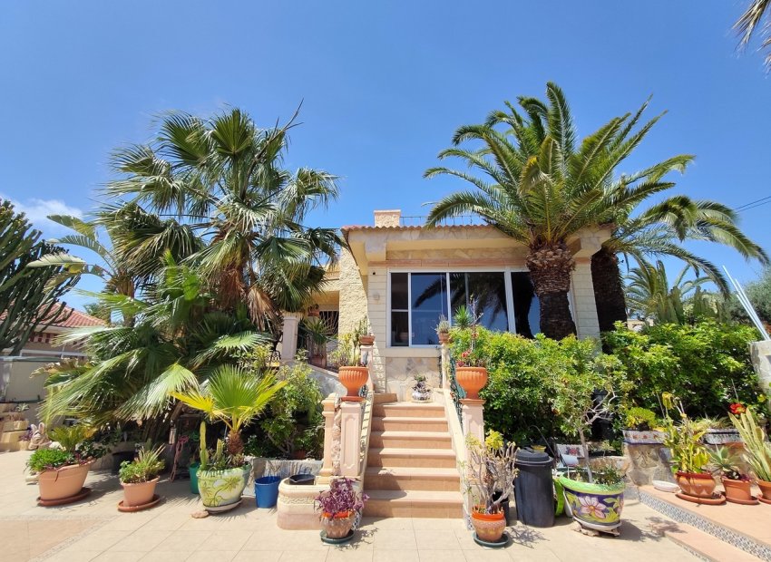 Villa unifamiliar en Ciudad Quesada con piscina privada y vistas al mar