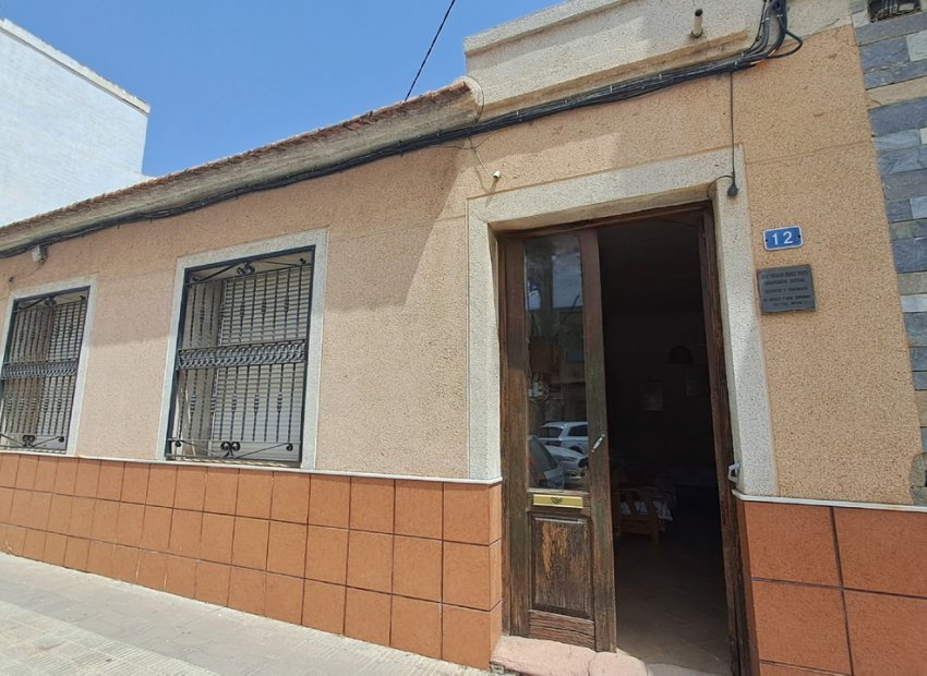 Village house in the center of Los Montesinos