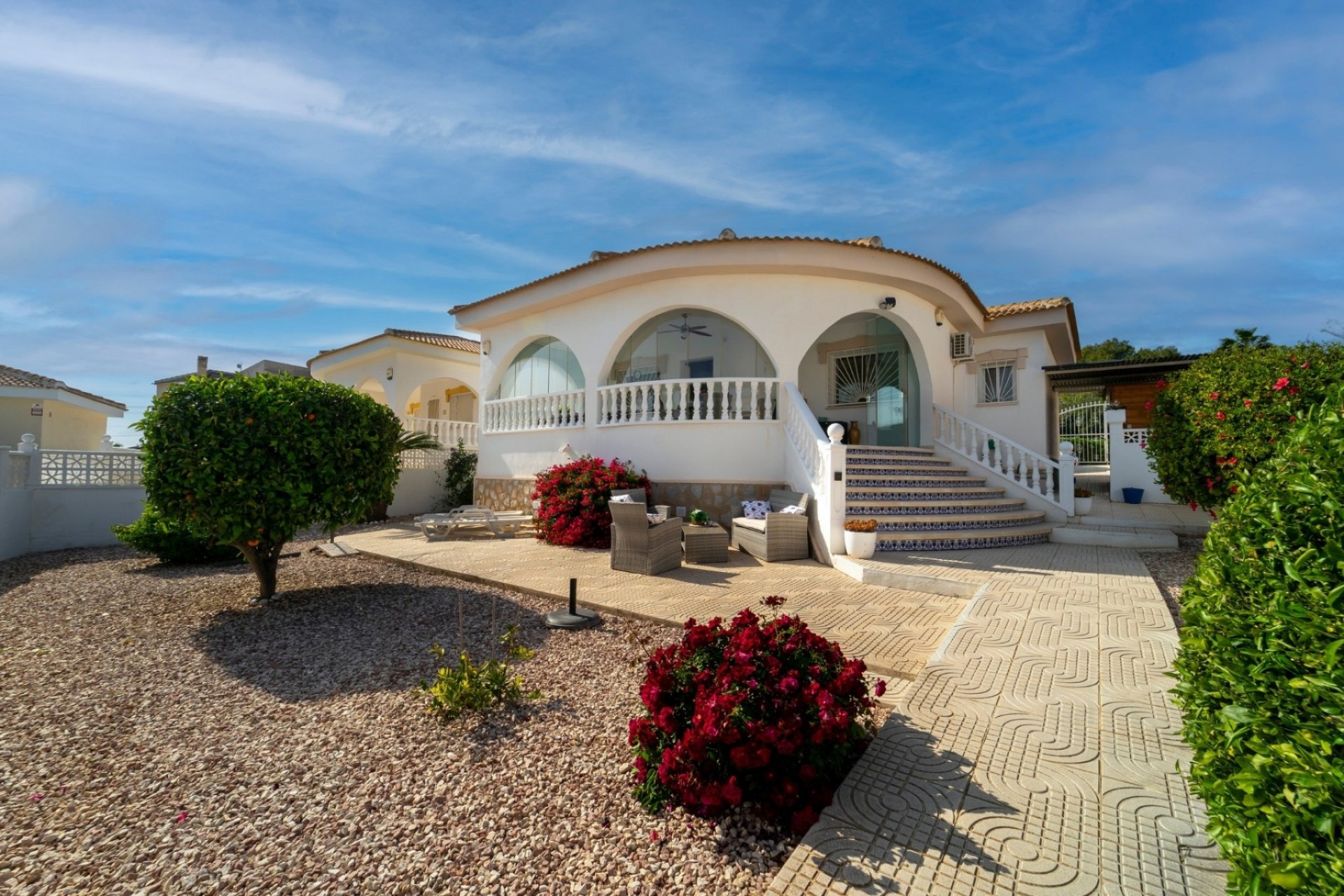 Vivienda indepediente con jardín y piscina comunitaria en Monteazul, Benijófar