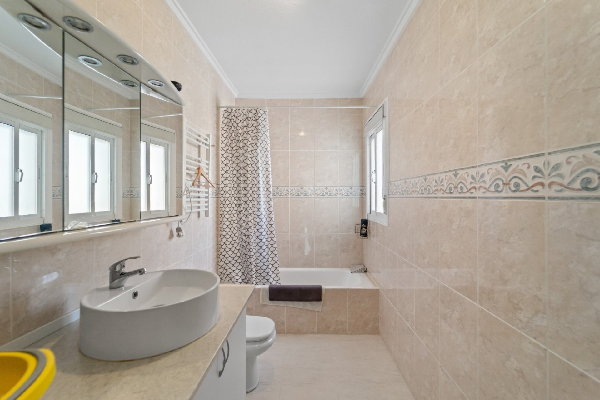 Vivienda indepediente con jardín y piscina comunitaria en Monteazul, Benijófar