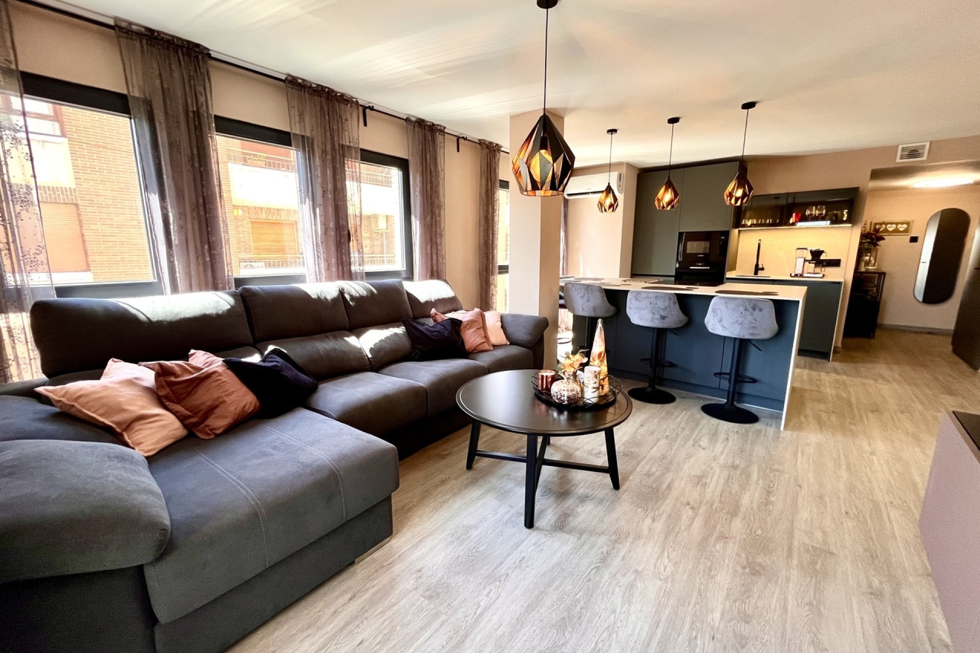 Volledig gerenoveerd 4-slaapkamer appartement Almoradí