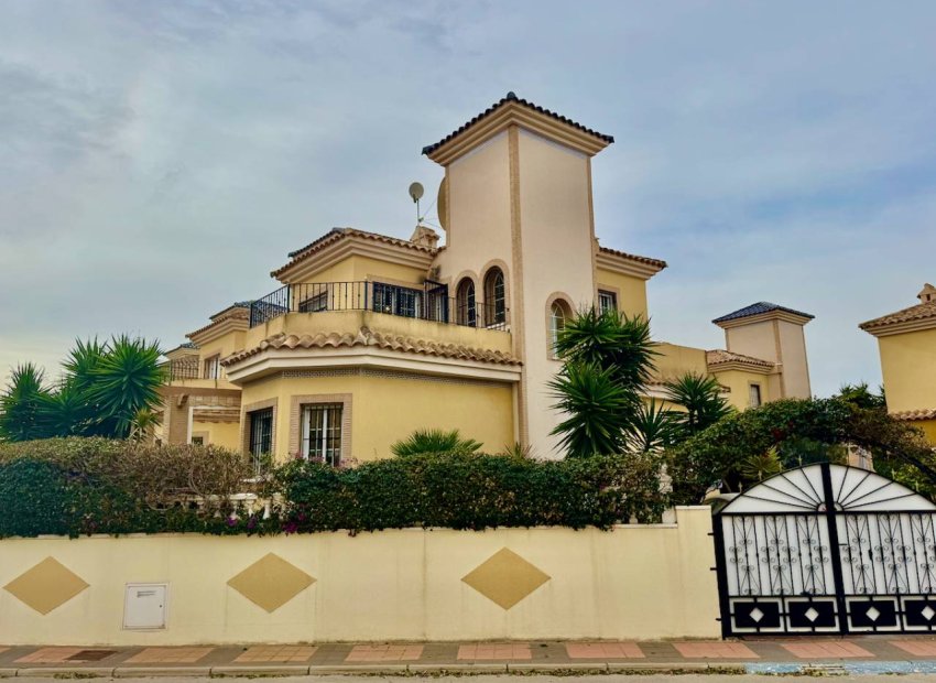 Vrijstaande villa in Algorfa met 3 slaapkamers, tuin en gemeenschappelijk zwembad