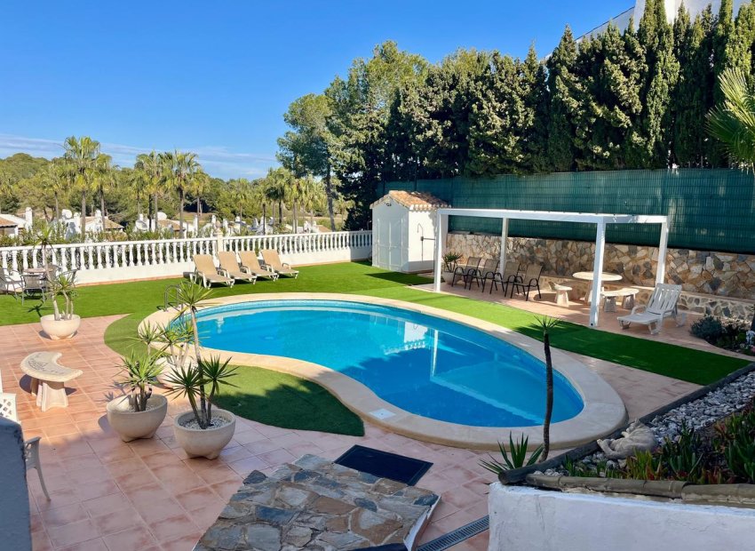 Vrijstaande villa in Villamartín met zwembad, golfzicht en 4 slaapkamers