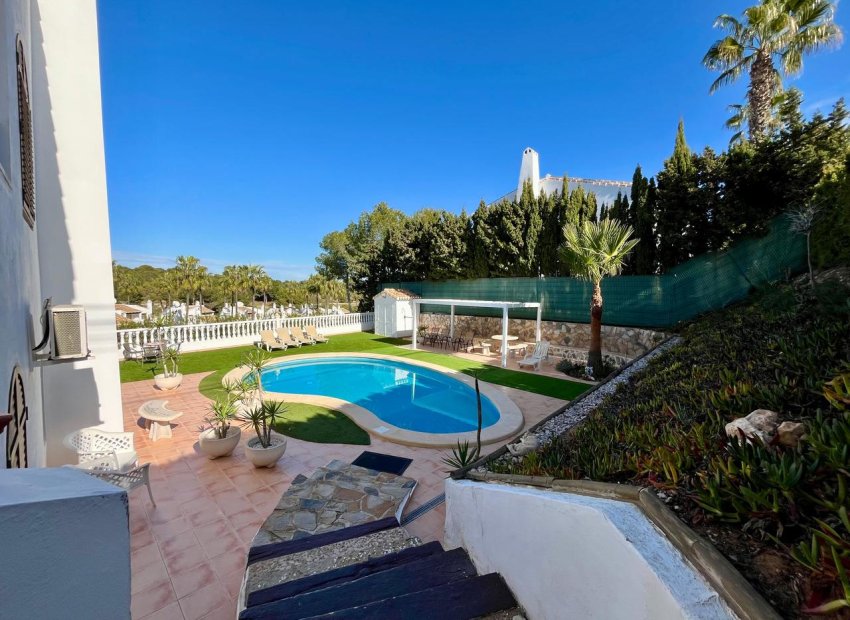 Vrijstaande villa in Villamartín met zwembad, golfzicht en 4 slaapkamers