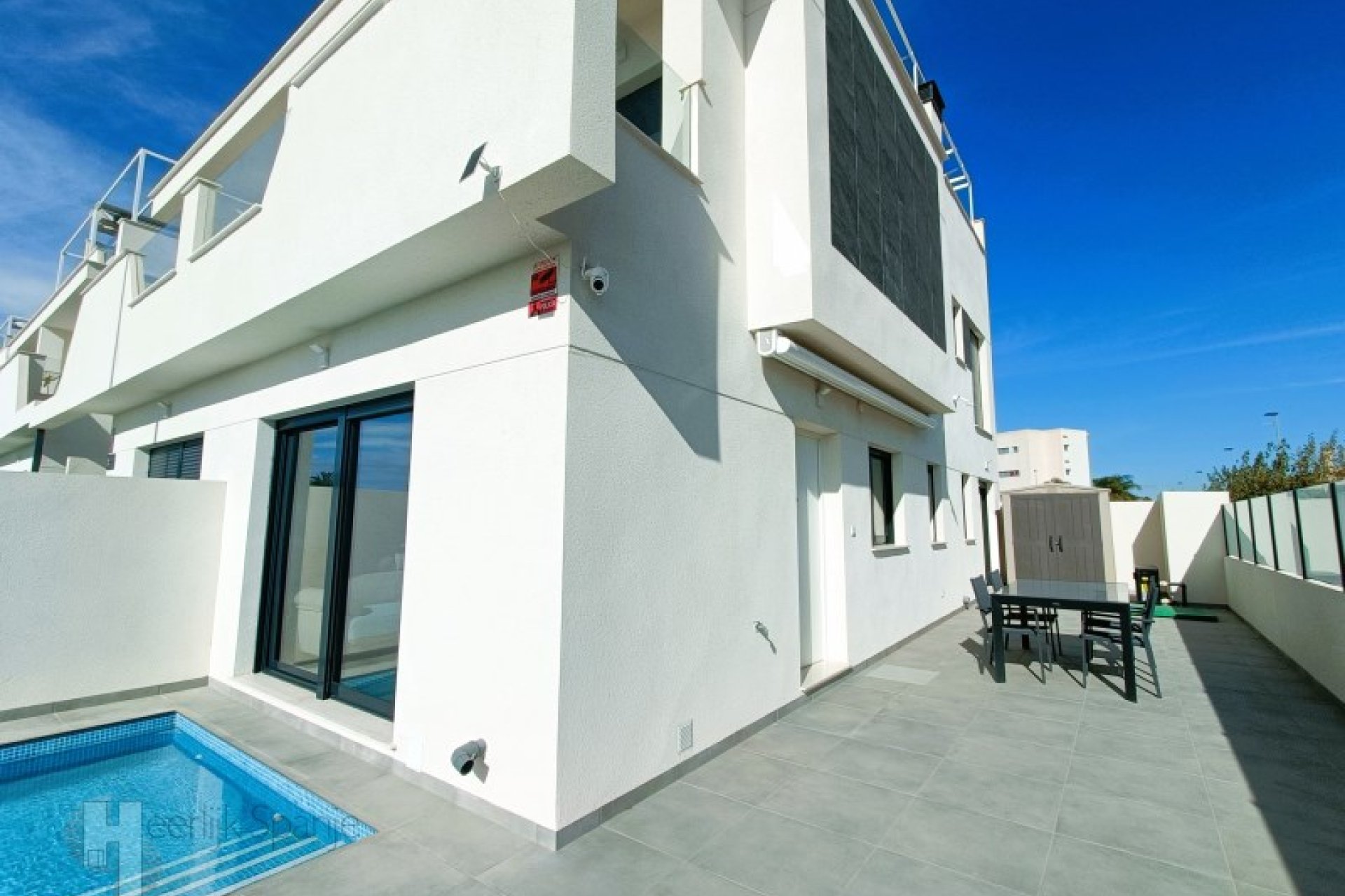 Zuid-georiënteerde hoekwoning met privézwembad op 500m van het strand