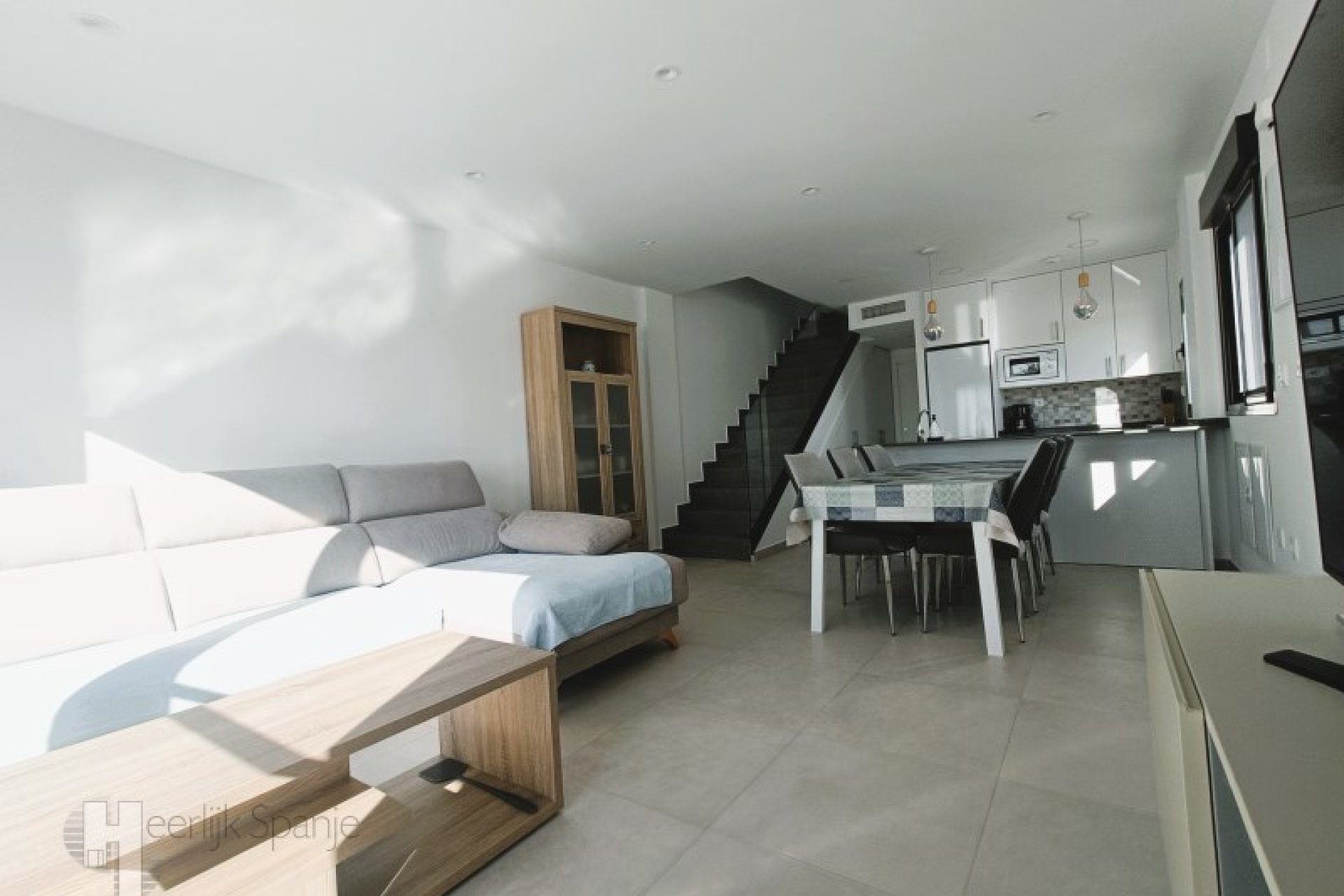 Zuid-georiënteerde hoekwoning met privézwembad op 500m van het strand