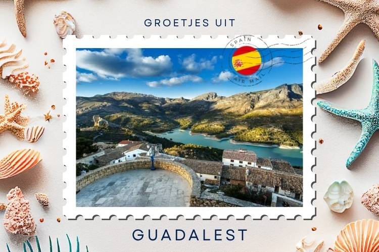 Saludos desde Guadalest: castillo, montaña y un embalse turquesa