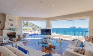 Luxury villa with 5 bedrooms and private pool in Moraira