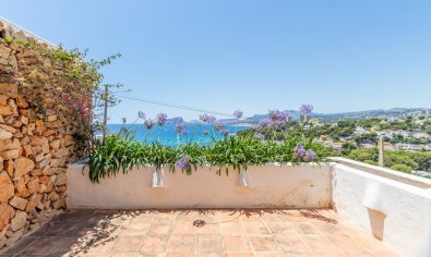 Luxury villa with 5 bedrooms and private pool in Moraira