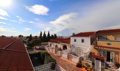 Gezellig herenhuis in Torrevieja met tuin en uitzicht op bergen en meer