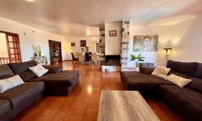 Luxe villa met zeezicht, privézwembad en grote tuin in La Nucía, Costa Blanca