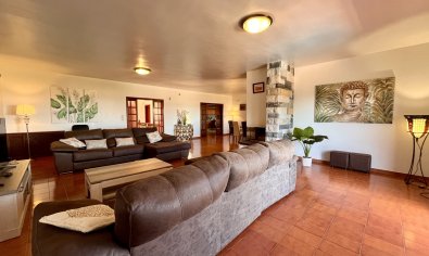 Luxe villa met zeezicht, privézwembad en grote tuin in La Nucía, Costa Blanca