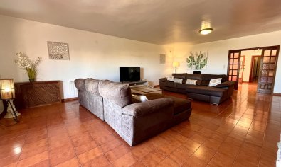 Luxe villa met zeezicht, privézwembad en grote tuin in La Nucía, Costa Blanca