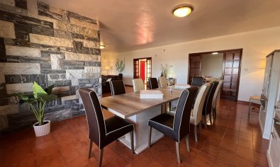 Luxe villa met zeezicht, privézwembad en grote tuin in La Nucía, Costa Blanca