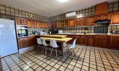 Luxe villa met zeezicht, privézwembad en grote tuin in La Nucía, Costa Blanca