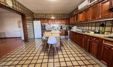 Luxe villa met zeezicht, privézwembad en grote tuin in La Nucía, Costa Blanca