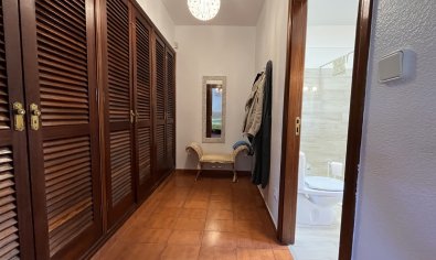 Luxe villa met zeezicht, privézwembad en grote tuin in La Nucía, Costa Blanca