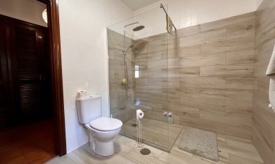 Luxe villa met zeezicht, privézwembad en grote tuin in La Nucía, Costa Blanca