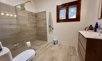 Luxe villa met zeezicht, privézwembad en grote tuin in La Nucía, Costa Blanca