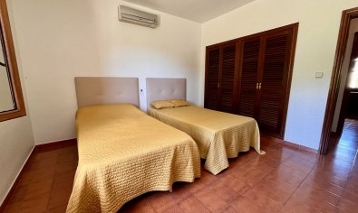 Luxe villa met zeezicht, privézwembad en grote tuin in La Nucía, Costa Blanca