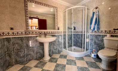 Luxe villa met zeezicht, privézwembad en grote tuin in La Nucía, Costa Blanca