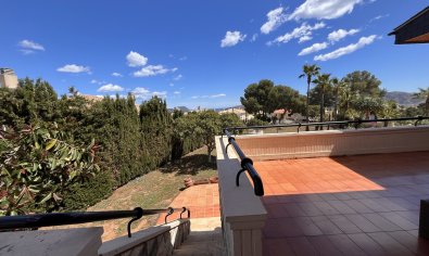 Luxe villa met zeezicht, privézwembad en grote tuin in La Nucía, Costa Blanca