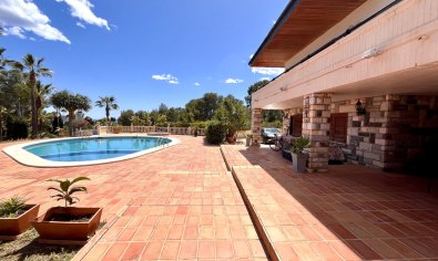 Luxe villa met zeezicht, privézwembad en grote tuin in La Nucía, Costa Blanca