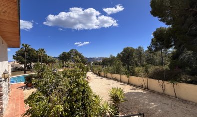 Luxe villa met zeezicht, privézwembad en grote tuin in La Nucía, Costa Blanca