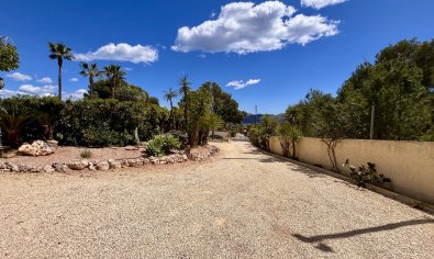 Luxe villa met zeezicht, privézwembad en grote tuin in La Nucía, Costa Blanca