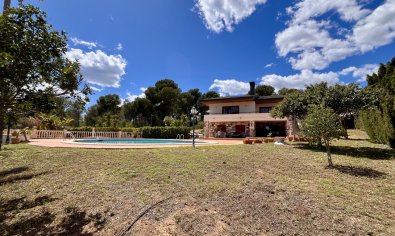 Luxe villa met zeezicht, privézwembad en grote tuin in La Nucía, Costa Blanca