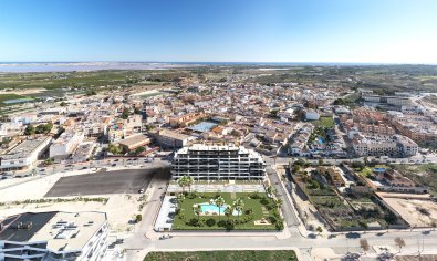 Ático de lujo con 2 dormitorios, solarium y piscina en San Miguel de Salinas