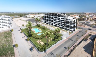 Ático de lujo con 2 dormitorios, solarium y piscina en San Miguel de Salinas