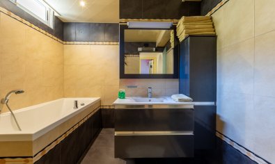 Luxe 5-slaapkamer villa met privézwembad en buitenkeuken in Benijófar
