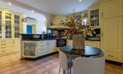 Luxe 5-slaapkamer villa met privézwembad en buitenkeuken in Benijófar