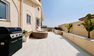 Villa de lujo con vistas panorámicas y amplia parcela en San Miguel de Salinas