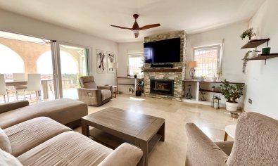 Villa de lujo con vistas panorámicas y amplia parcela en San Miguel de Salinas