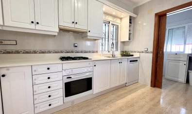 Villa de lujo con vistas panorámicas y amplia parcela en San Miguel de Salinas