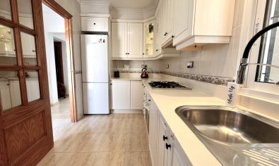 Villa de lujo con vistas panorámicas y amplia parcela en San Miguel de Salinas