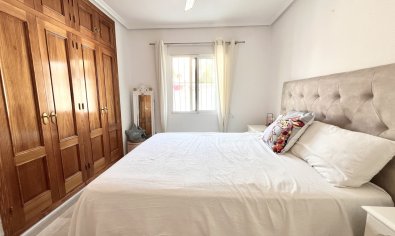 Villa de lujo con vistas panorámicas y amplia parcela en San Miguel de Salinas