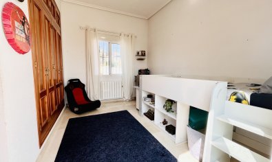 Villa de lujo con vistas panorámicas y amplia parcela en San Miguel de Salinas